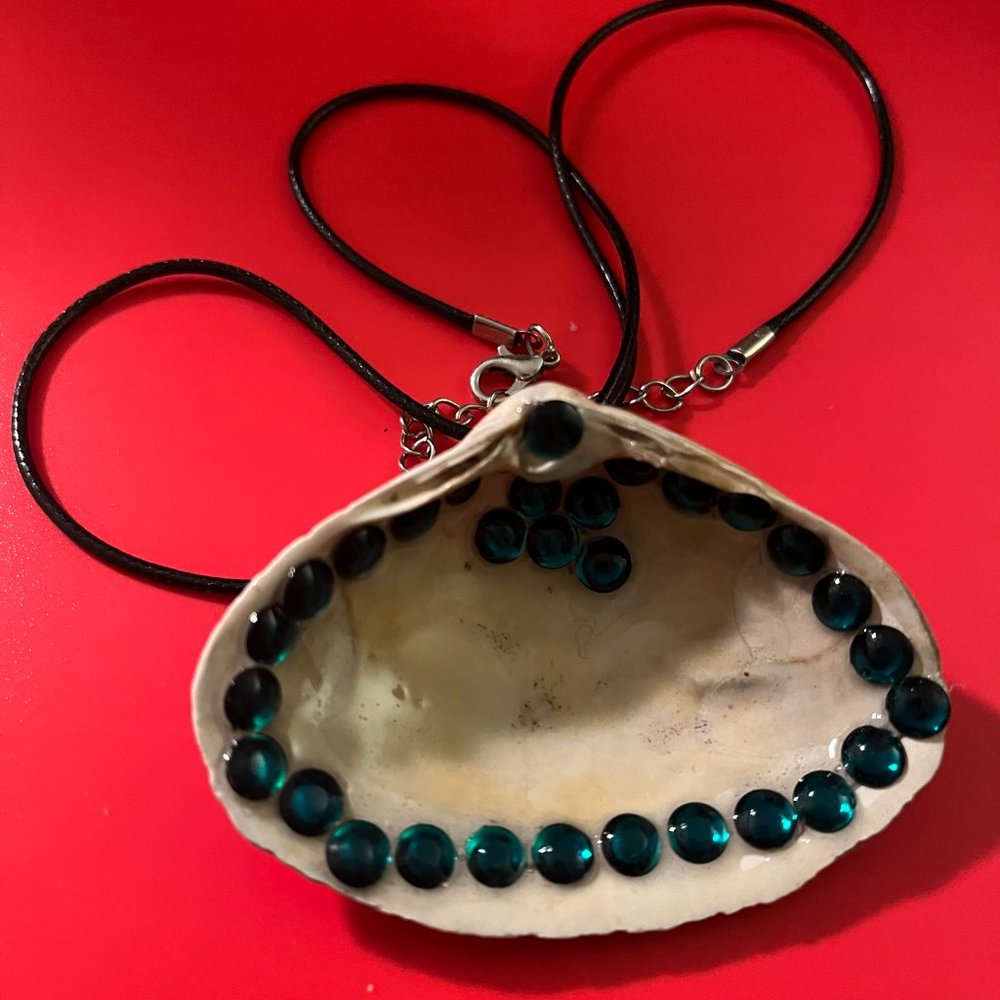 Rhinestone Seashell Hand Design - Picture 6 of 16